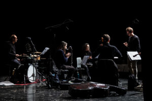 Sinfonia Casalinga; Serate musicali, Teatro Bruno Munari, Teatro del Buratto.Marcello Corti direttore
Carlotta Raponi, flauto traverso
Enrico Gabrielli, clarinetto basso
Yoko Morimyo, violino. Organizzatore: Silvio Oggioni
Sinfonia CasalingaCamillo Vittorio Lepido, violoncello
Maxine Gloria Rizzotto, pianoforte
Sebastiano De Gennaro, percussioni