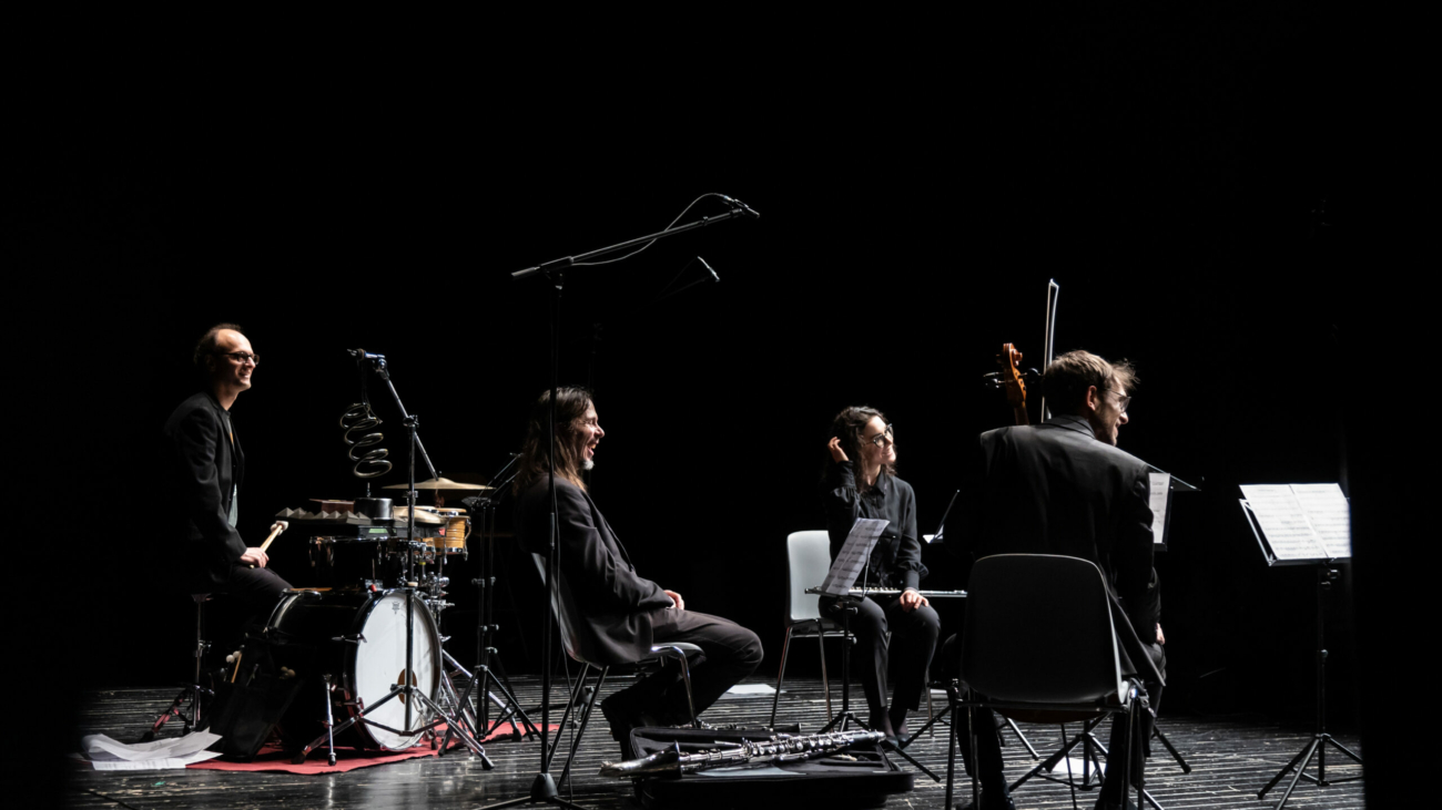 Sinfonia Casalinga; Serate musicali, Teatro Bruno Munari, Teatro del Buratto.Marcello Corti direttore
Carlotta Raponi, flauto traverso
Enrico Gabrielli, clarinetto basso
Yoko Morimyo, violino. Organizzatore: Silvio Oggioni
Sinfonia CasalingaCamillo Vittorio Lepido, violoncello
Maxine Gloria Rizzotto, pianoforte
Sebastiano De Gennaro, percussioni